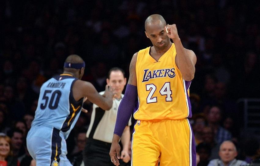 理性追星，新鹏城vs成都赛后有球迷跳下看台与韦世豪合影